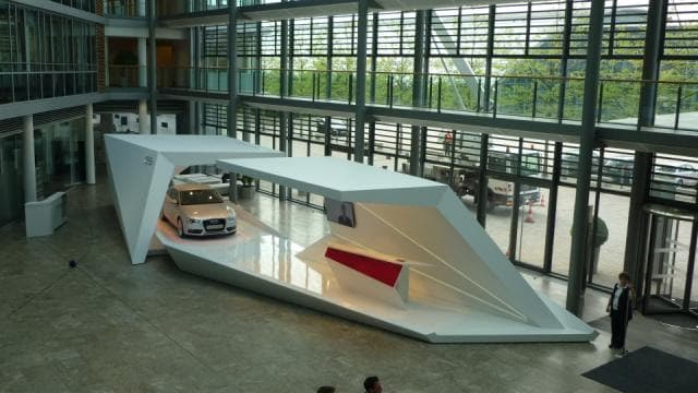 Skulpturaler Präsentationsstand für BMW mit Fahrzeug