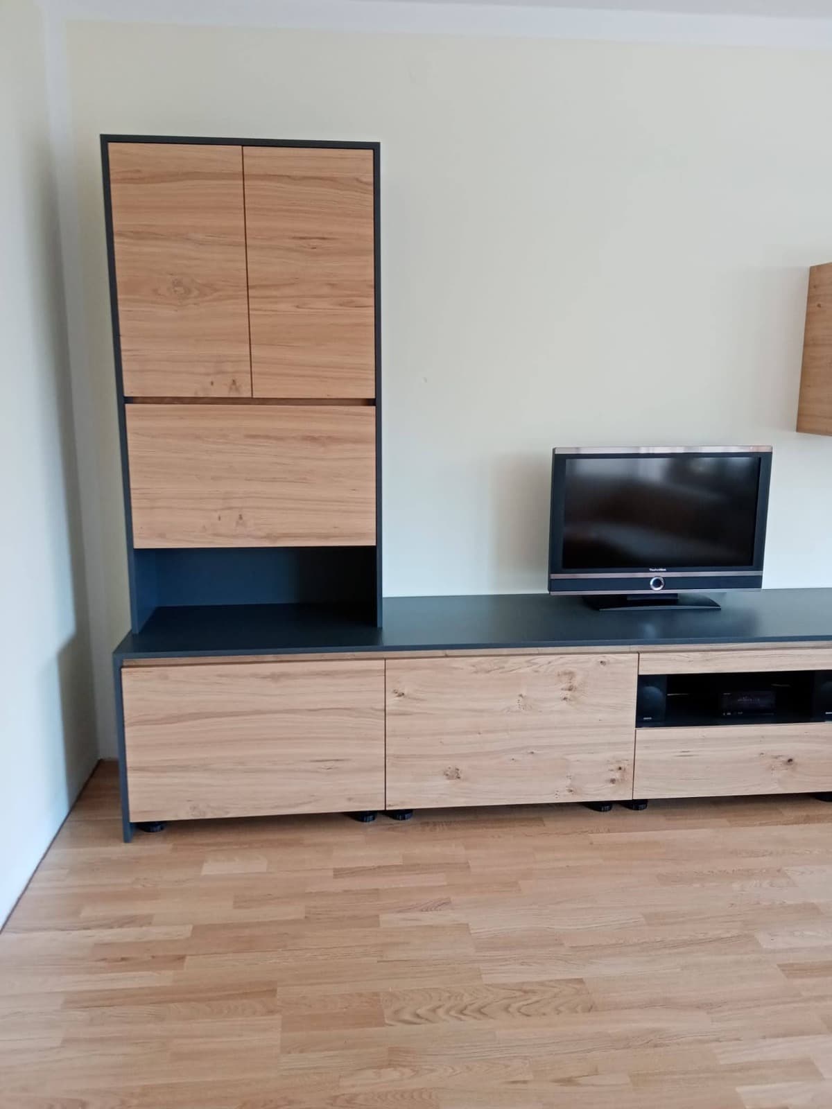 Medienwand mit TV-Board im fertigen Wohnraum