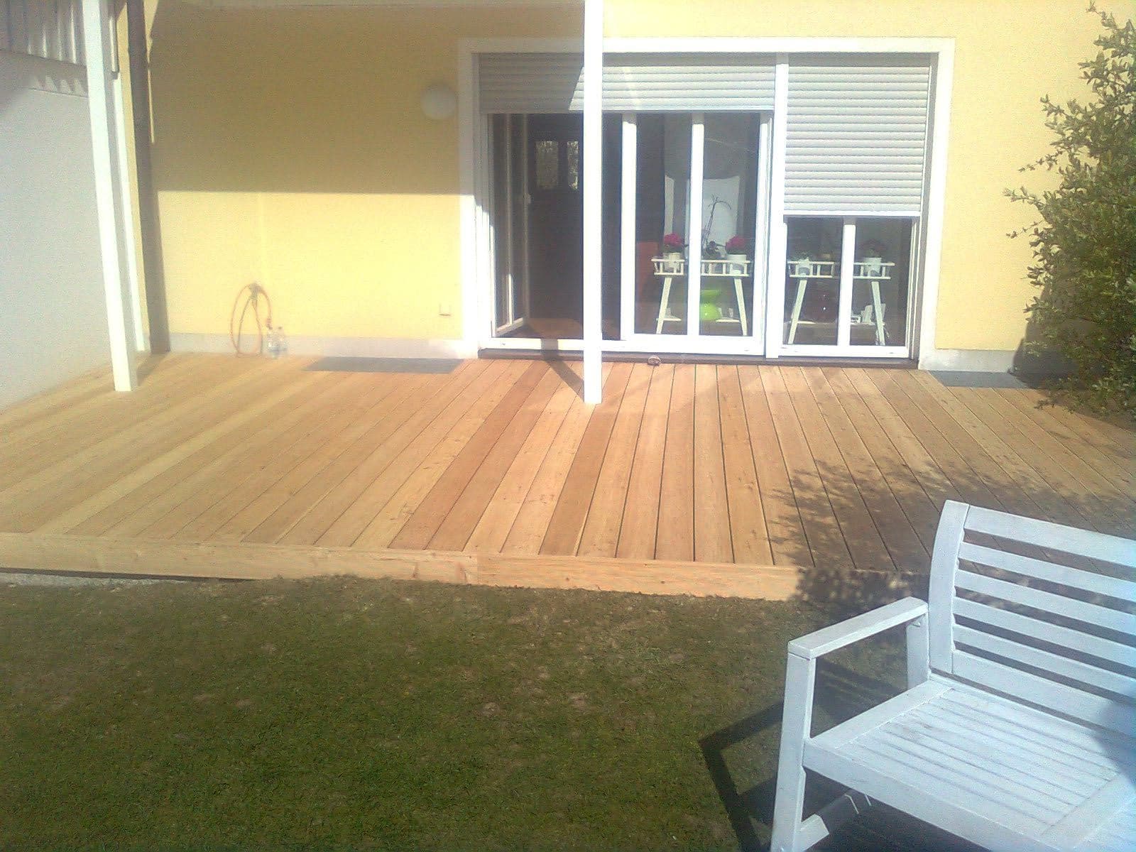 Neu gebaute Terrasse mit Bodendielen und Garten