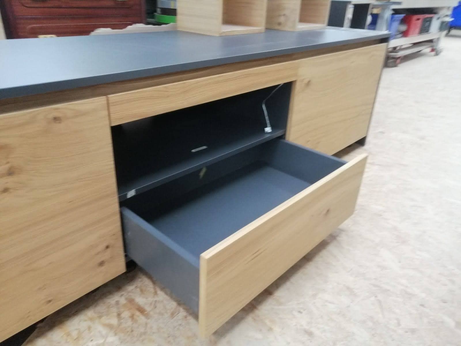 Stereo-Sideboard mit ausgezogenem Fach und Spezial-Einsätzen