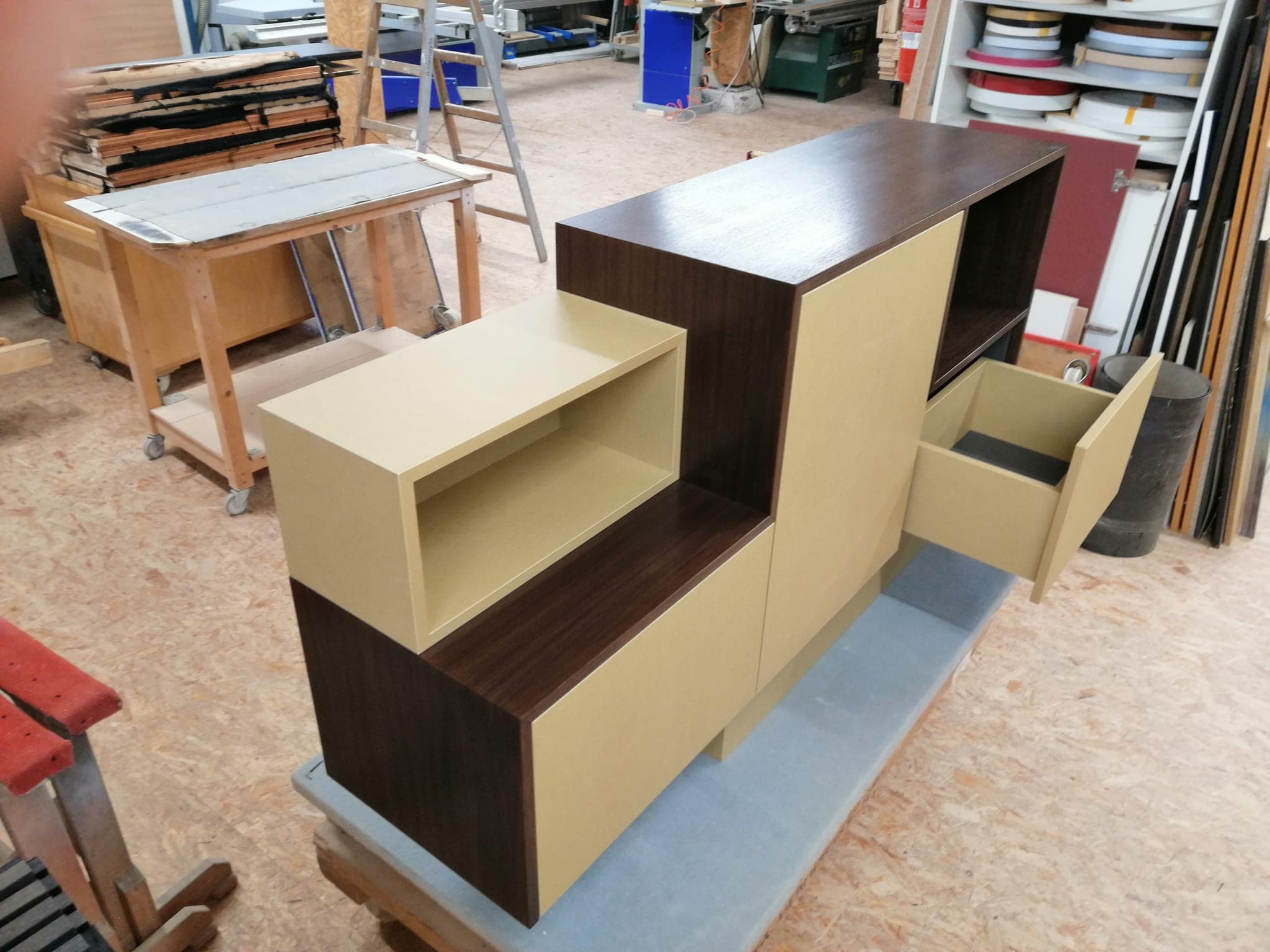 Stereo-Sideboard mit senffarbenen Fronten und Wenge-Korpus, versetzt gestaffelt in der Werkstatt