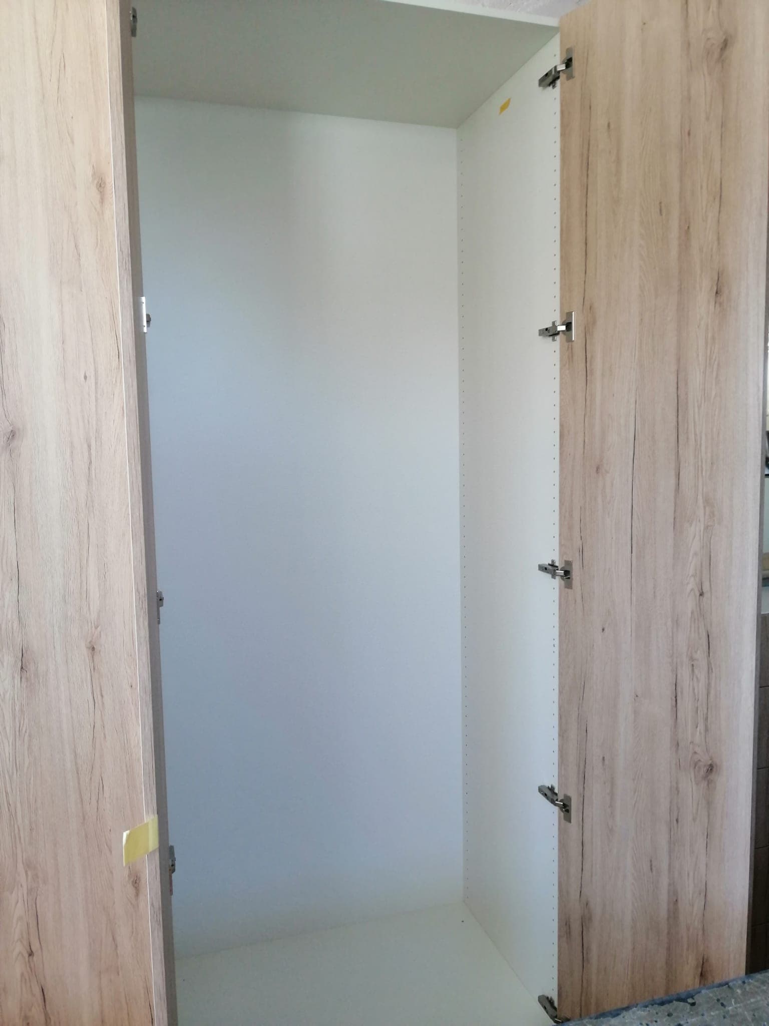 Einbauschrank mit offener Tür, Innenansicht