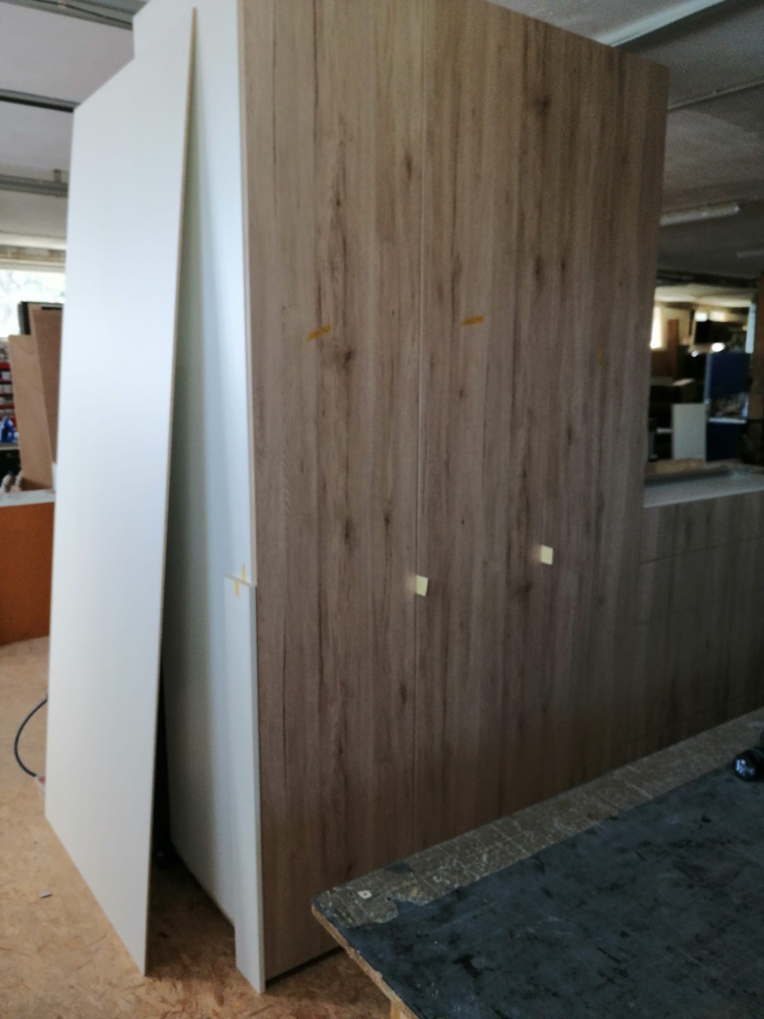 Raumteiler und Türelement in Holz