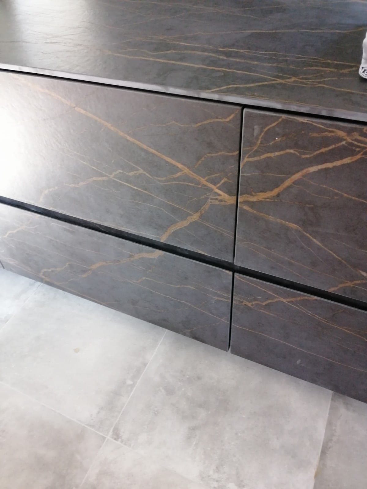 Detail der dunklen Fronten mit Holzmaserung