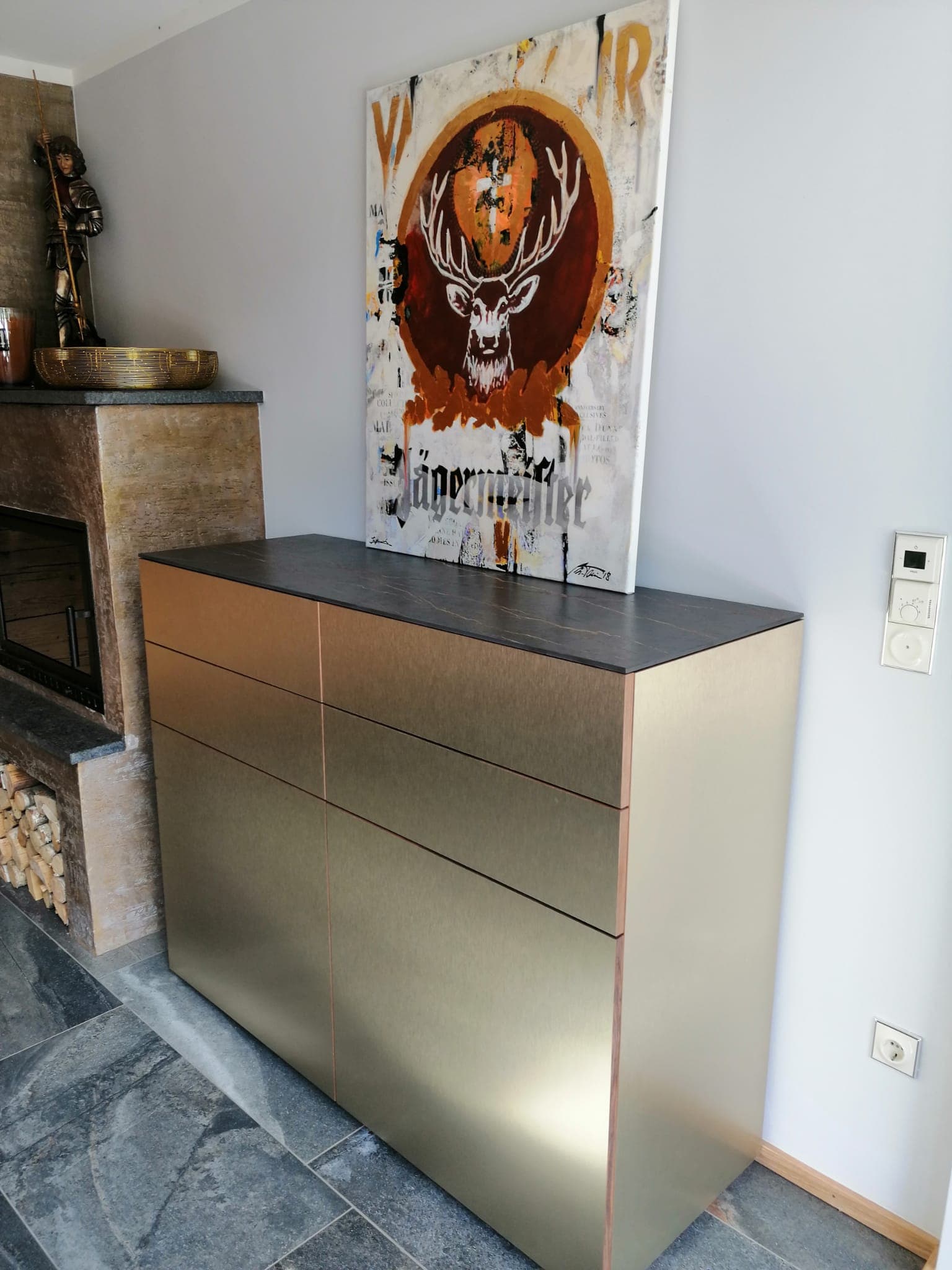 Sideboard mit Goldfinish, seitlich im sonnendurchfluteten Wohnraum