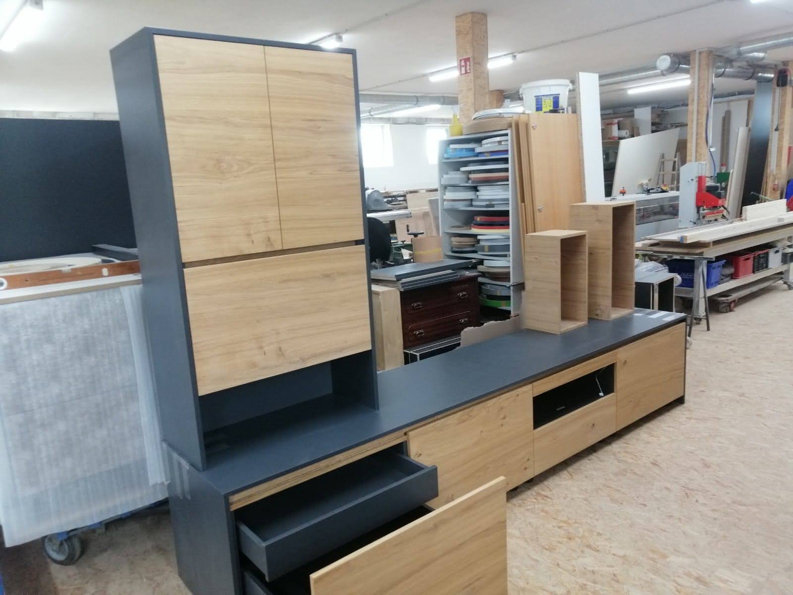 Modul-Schrankwand aus Eiche und Anthrazit in der Werkstatt