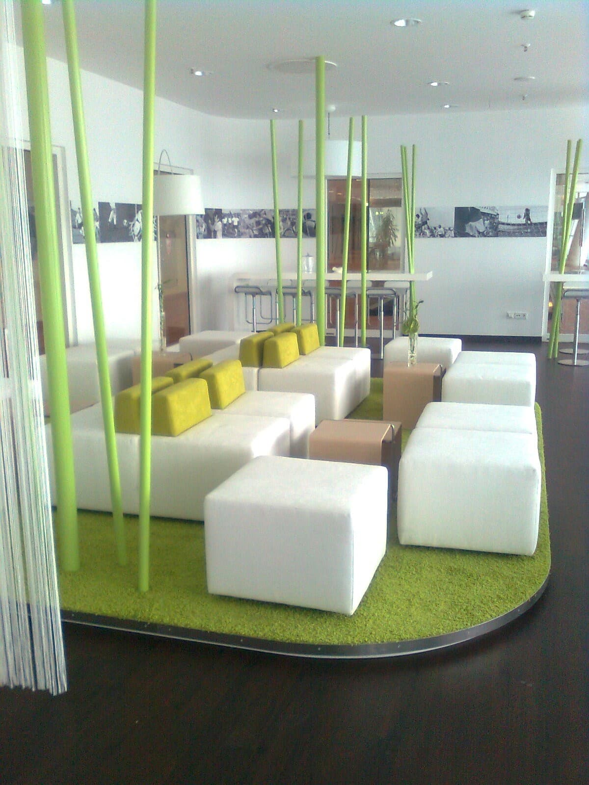 Lounge-Bereich mit weiss-grünen Sitzwürfeln