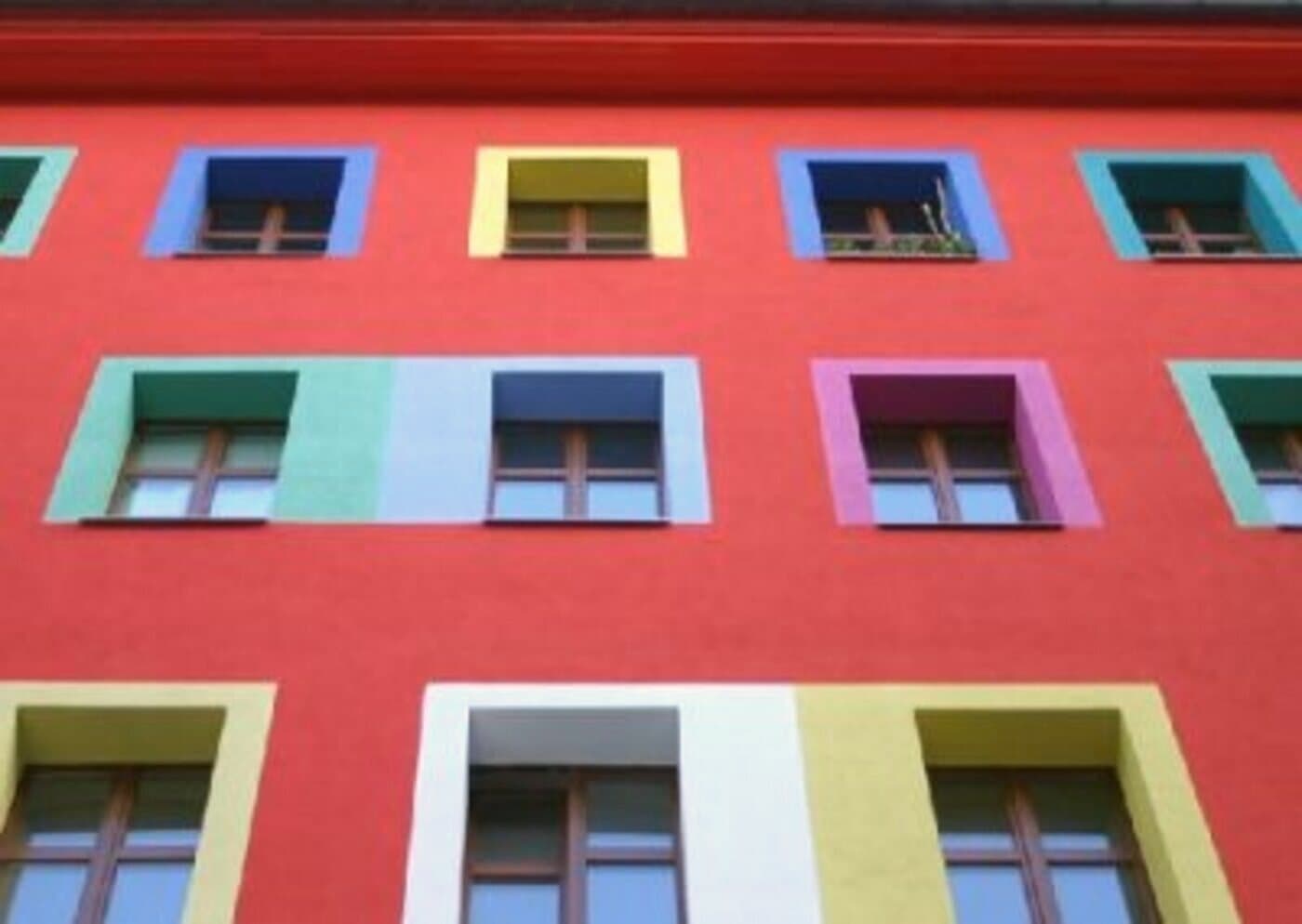 Farbige Fassade mit bunten Fensterlaibungen