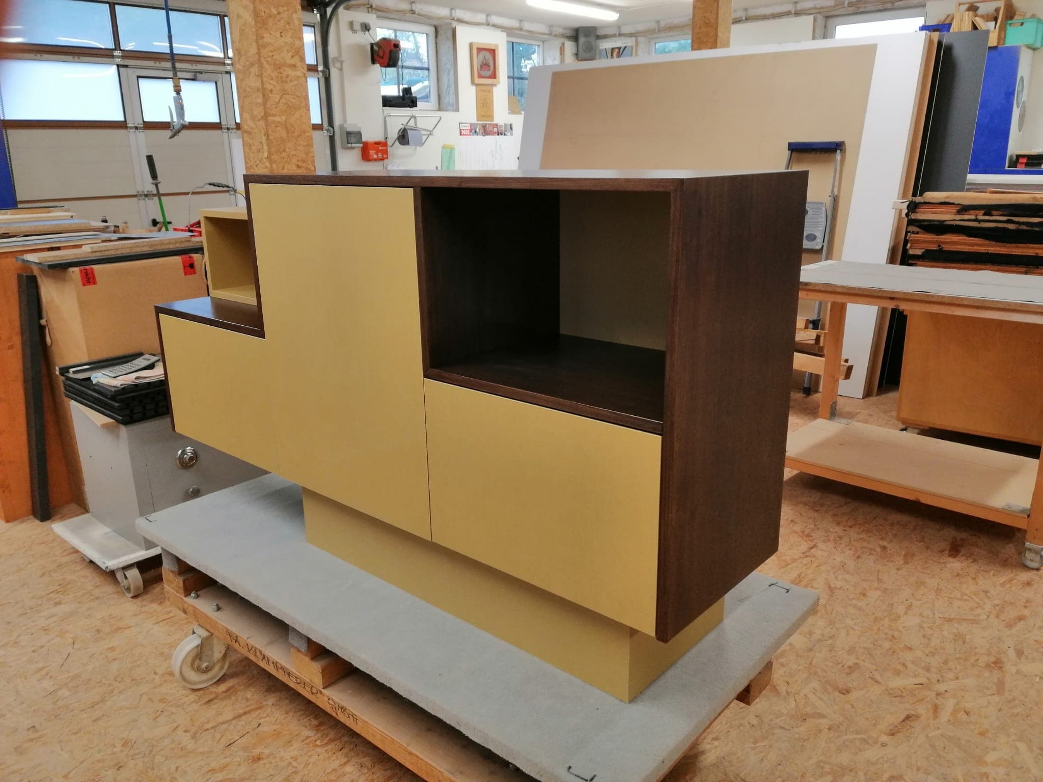 Stereo-Sideboard mit offenen Fächern und Wenge-Deckplatte in der Werkstatt